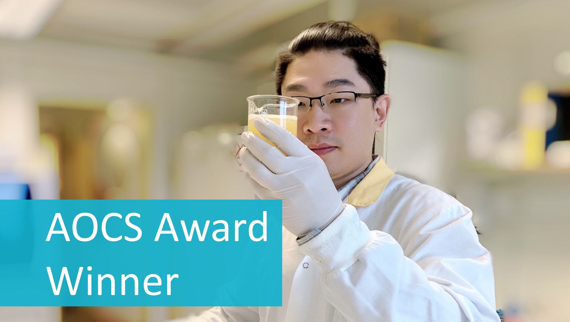 A member of WaSeaBi receives the Junior Researcher Award from AOCS