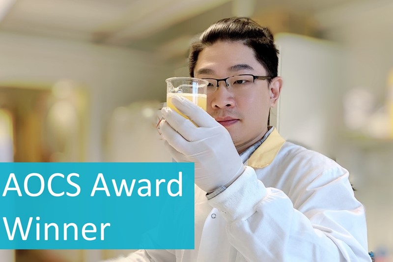 A member of WaSeaBi receives the Junior Researcher Award from AOCS